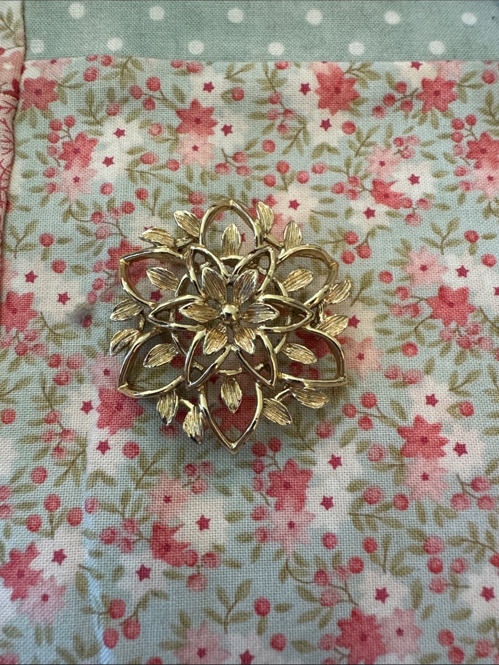 Sarah Coventry Gold Floral Filigree Brooch